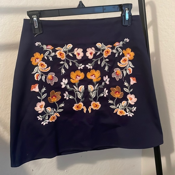 🌿Garden embroidered skirt from Francesca’s size small - Picture 2 of 5